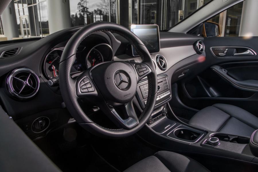 Панель приборов Mercedes-Benz GLA250 4Matic (X156) 2017 года  (NA) (фото 2 из 28)